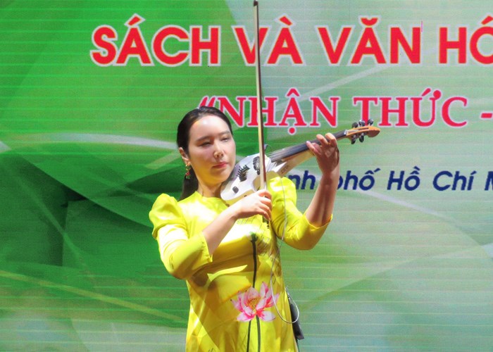 GS.TSKH Trần Ngọc Thêm giao lưu cùng sinh viên Văn hóa nhân Ngày hội Sách và Văn hóa đọc - Anh 3