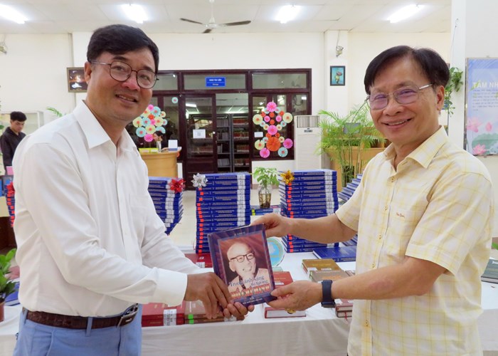 GS.TSKH Trần Ngọc Thêm giao lưu cùng sinh viên Văn hóa nhân Ngày hội Sách và Văn hóa đọc - Anh 2