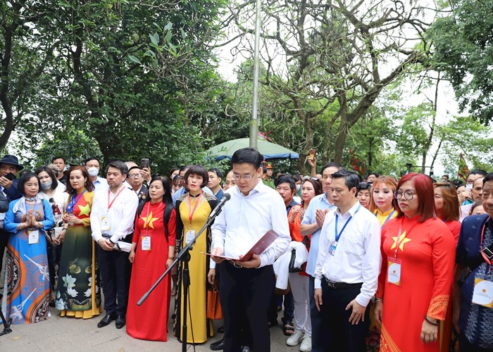 Đoàn kiều bào tiêu biểu dâng hương tưởng niệm các Vua Hùng - Anh 2