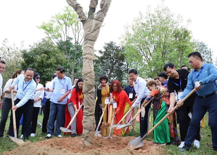 Đoàn kiều bào tiêu biểu dâng hương tưởng niệm các Vua Hùng - Anh 3