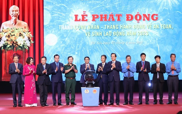 Thủ tướng: Hành động với trách nhiệm cao nhất để chăm lo đời sống vật chất, tinh thần cho công nhân - Anh 1