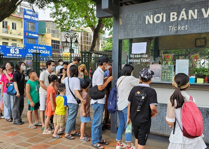 Văn Miếu - Quốc Tử Giám đón 10 ngàn khách mỗi ngày trong kỳ nghỉ lễ - Anh 1