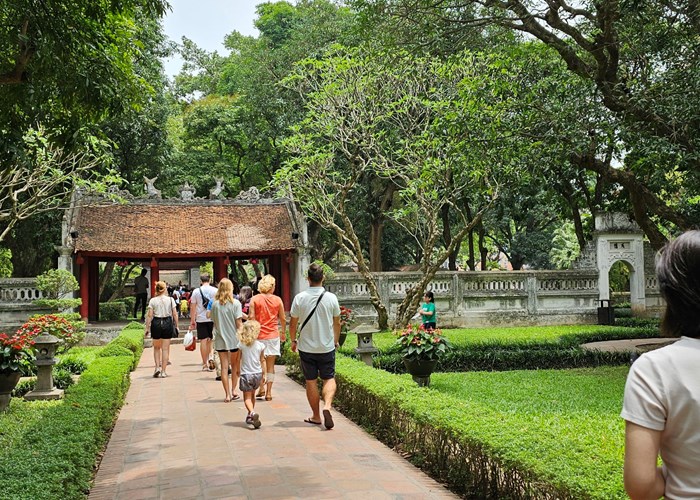 Văn Miếu - Quốc Tử Giám đón 10 ngàn khách mỗi ngày trong kỳ nghỉ lễ - Anh 2