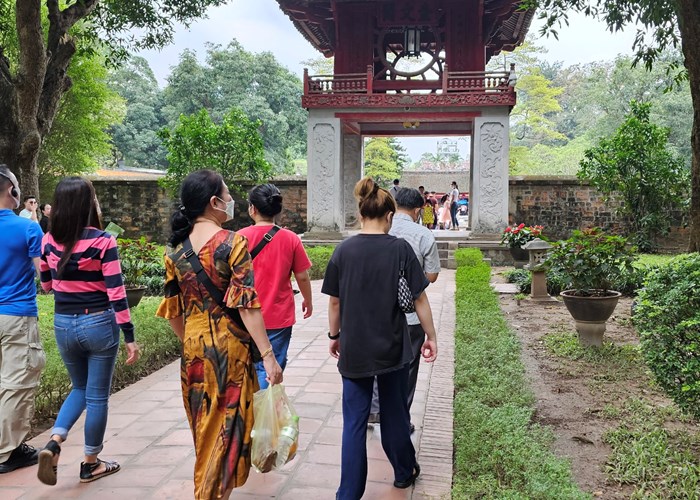 Văn Miếu - Quốc Tử Giám đón 10 ngàn khách mỗi ngày trong kỳ nghỉ lễ - Anh 3