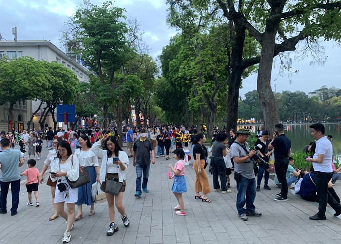 Hà Nội đón 719 nghìn lượt khách, thu 2.400 tỉ đồng trong 5 ngày nghỉ lễ - Anh 5
