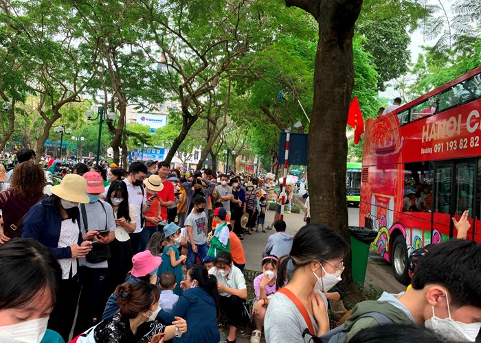 Hà Nội đón 719 nghìn lượt khách, thu 2.400 tỉ đồng trong 5 ngày nghỉ lễ - Anh 3