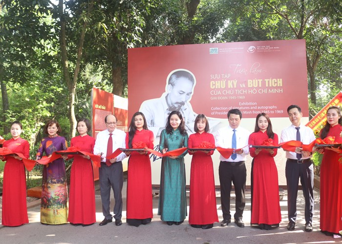 Triển lãm sưu tập chữ ký và bút tích của Chủ tịch Hồ Chí Minh giai đoạn 1945-1969 - Anh 1