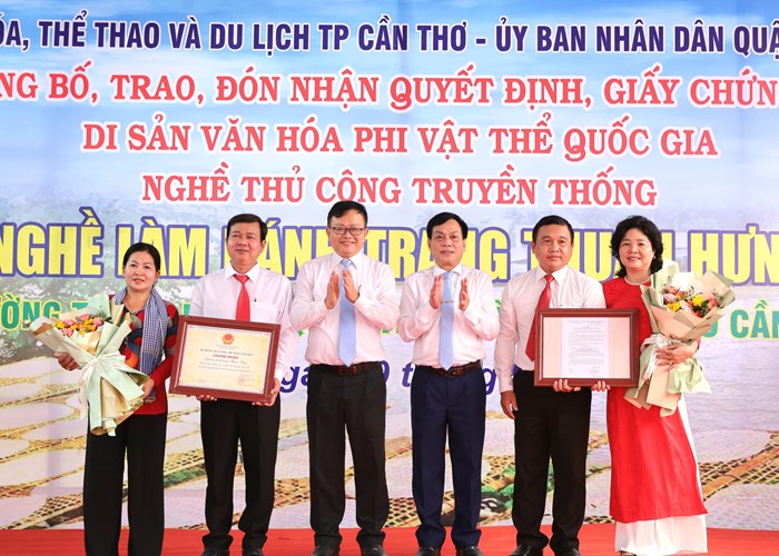 Cần Thơ: Trao Bằng công nhận nghề làm bánh tráng Thuận Hưng là Di sản văn hoá phi vật thể quốc gia - Anh 1