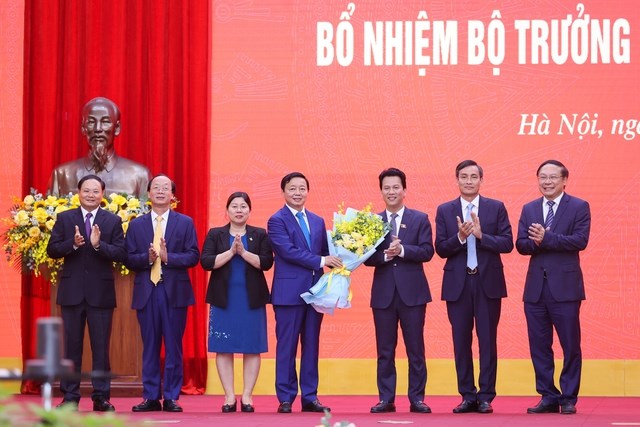 Thủ tướng trao Quyết định bổ nhiệm tân Bộ trưởng Bộ Tài nguyên và Môi trường - Anh 3