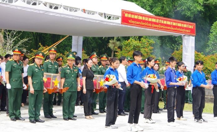 Thanh Hoá truy điệu và an táng 16 hài cốt liệt sĩ hy sinh tại Lào - Anh 3