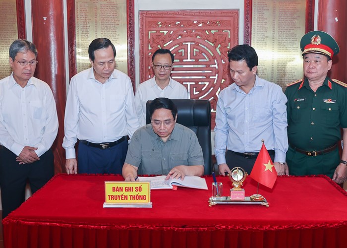 Thủ tướng Phạm Minh Chính viếng Nghĩa trang Liệt sĩ quốc gia Vị Xuyên, tỉnh Hà Giang - Anh 4
