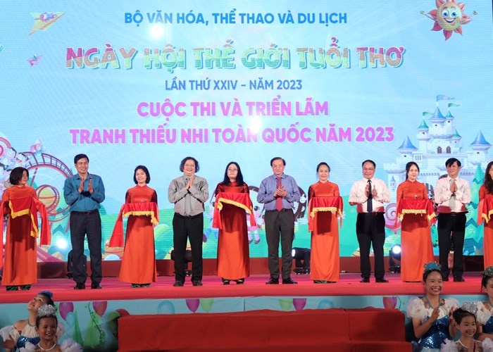 Trao giải thưởng cuộc thi và khai mạc triển lãm Tranh thiếu nhi toàn quốc năm 2023 - Anh 1