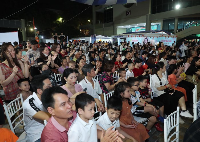 HLV Park Hang Seo giao lưu với các em nhỏ tại Ngày hội Thế giới tuổi thơ - Anh 7