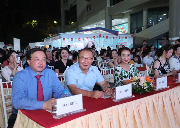 HLV Park Hang Seo giao lưu với các em nhỏ tại Ngày hội Thế giới tuổi thơ - Anh 2