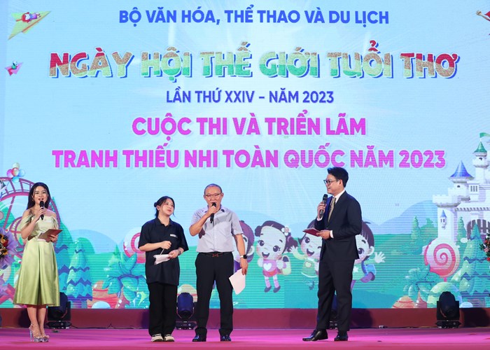 HLV Park Hang Seo giao lưu với các em nhỏ tại Ngày hội Thế giới tuổi thơ - Anh 3