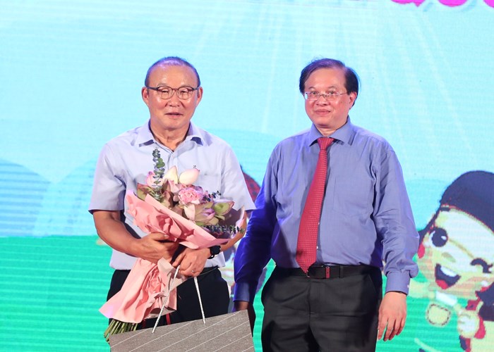 HLV Park Hang Seo giao lưu với các em nhỏ tại Ngày hội Thế giới tuổi thơ - Anh 1