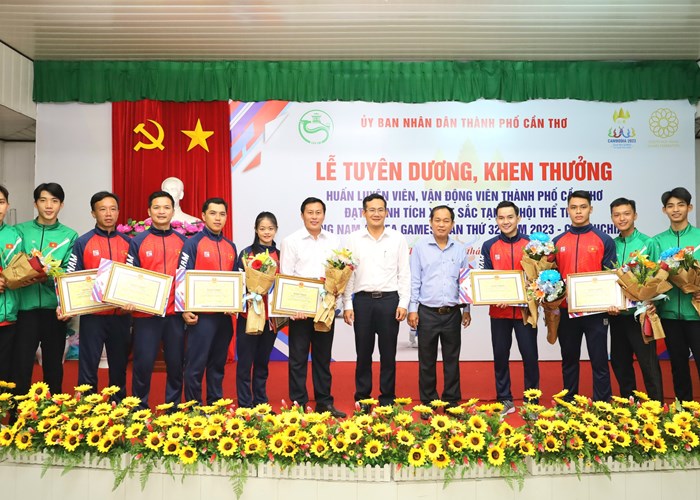 Cần Thơ: Khen thưởng HLV, VĐV đạt thành tích tại SEA Games 32 và Giải vô địch Cử tạ châu Á - Anh 2
