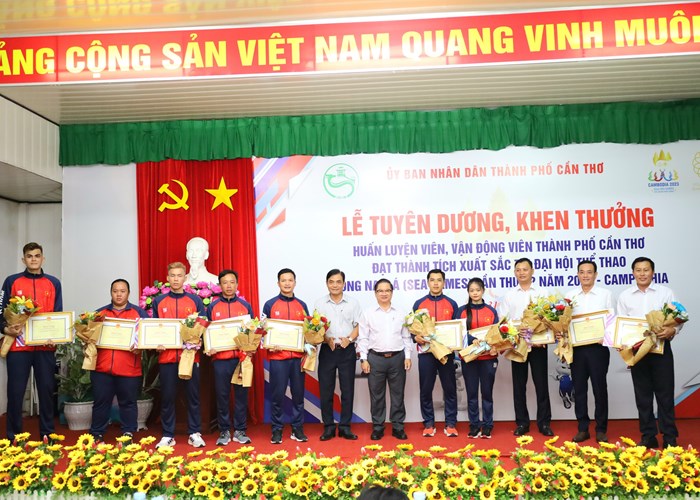 Cần Thơ: Khen thưởng HLV, VĐV đạt thành tích tại SEA Games 32 và Giải vô địch Cử tạ châu Á - Anh 1