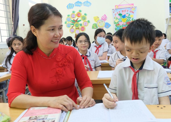 Cảm phục nghị lực vươn lên của cậu học trò lớp 5 nghe giảng bằng xương - Anh 2
