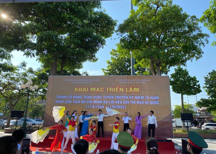 Triển lãm tranh cổ động tuyên truyền kỷ niệm 75 năm Bác Hồ ra Lời kêu gọi Thi đua ái quốc - Anh 3