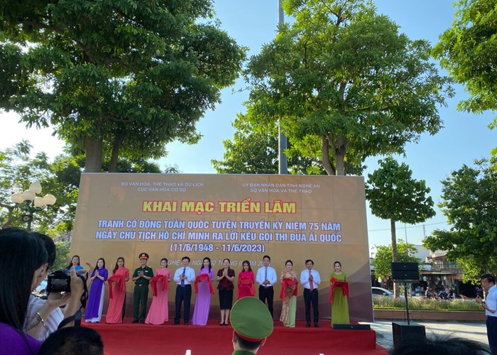 Triển lãm tranh cổ động tuyên truyền kỷ niệm 75 năm Bác Hồ ra Lời kêu gọi Thi đua ái quốc - Anh 1
