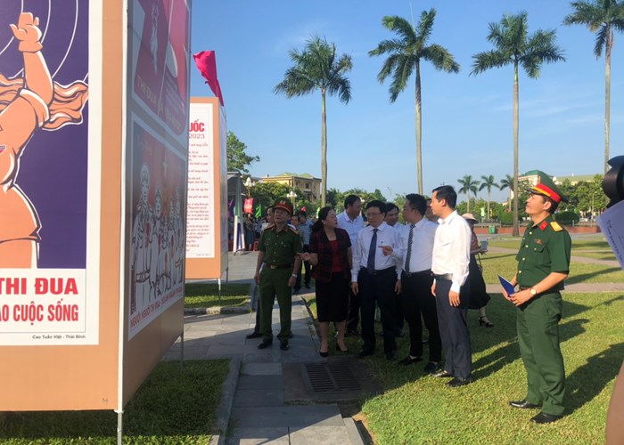 Triển lãm tranh cổ động tuyên truyền kỷ niệm 75 năm Bác Hồ ra Lời kêu gọi Thi đua ái quốc - Anh 2