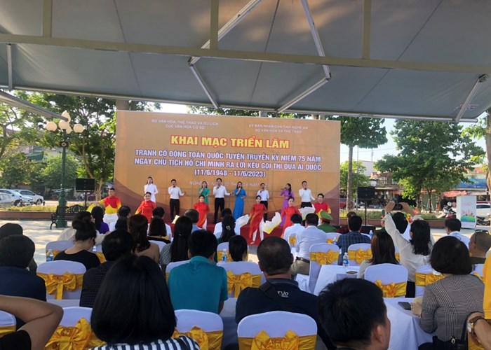 Triển lãm tranh cổ động tuyên truyền kỷ niệm 75 năm Bác Hồ ra Lời kêu gọi Thi đua ái quốc - Anh 4