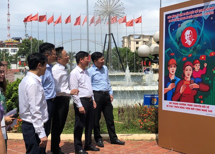 Triển lãm tranh cổ động kỷ niệm 75 năm phong trào thi đua yêu nước - Anh 2