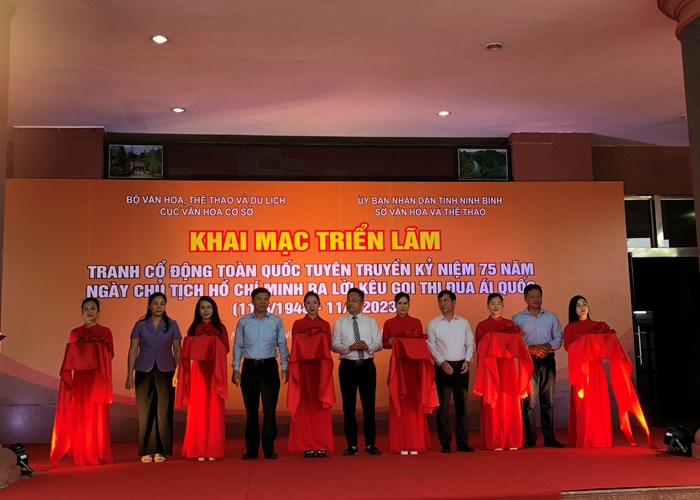 Triển lãm tranh cổ động kỷ niệm 75 năm phong trào thi đua yêu nước - Anh 1