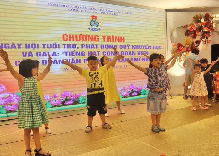 Phát động Quỹ khuyến học Văn phòng Bộ VHTTDL - Anh 10