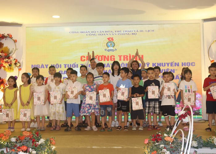 Phát động Quỹ khuyến học Văn phòng Bộ VHTTDL - Anh 7