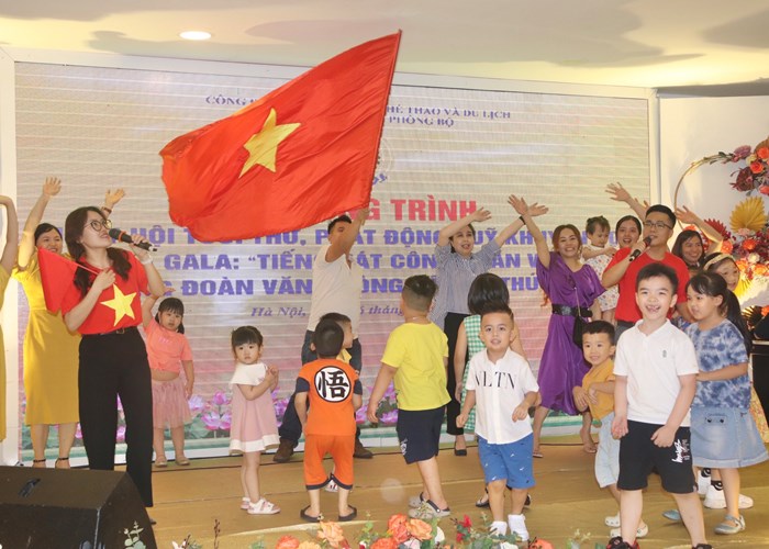 Phát động Quỹ khuyến học Văn phòng Bộ VHTTDL - Anh 11
