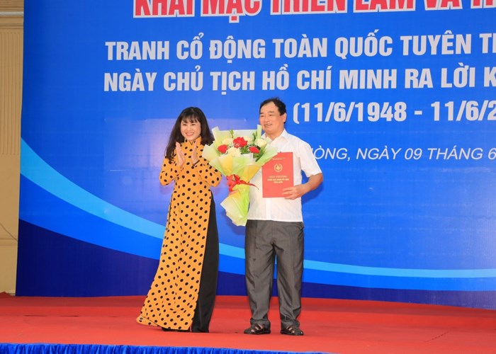 Trao thưởng và triển lãm tranh cổ động về thi đua ái quốc - Anh 2