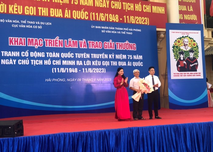 Trao thưởng và triển lãm tranh cổ động về thi đua ái quốc - Anh 3