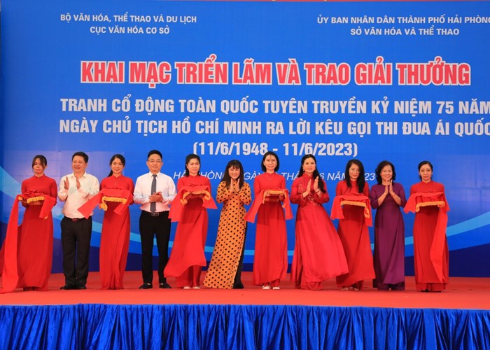 Trao thưởng và triển lãm tranh cổ động về thi đua ái quốc - Anh 1