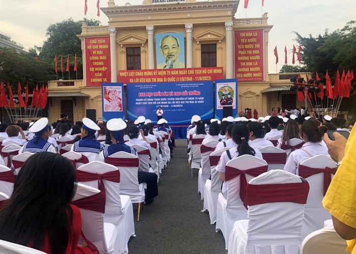Trao thưởng và triển lãm tranh cổ động về thi đua ái quốc - Anh 4