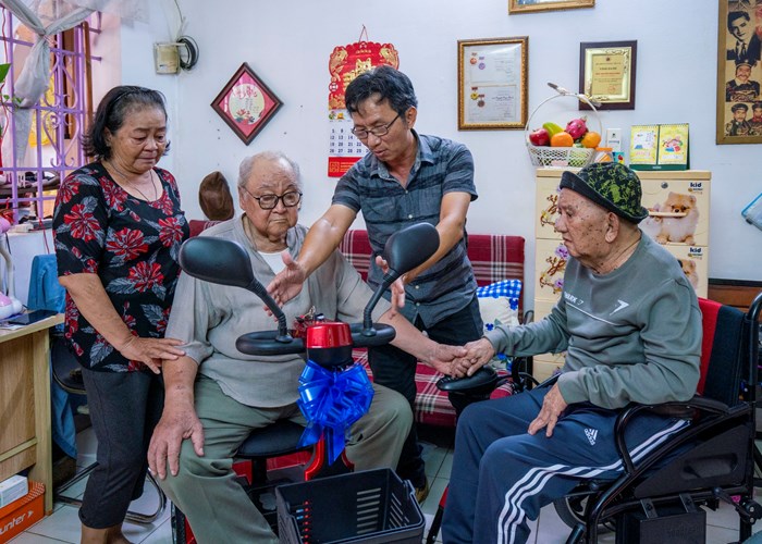 Tặng xe điện cho nghệ sĩ nghèo, di chuyển khó khăn - Anh 1
