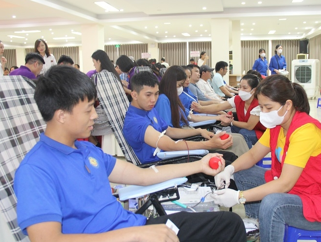 Ngày hội “Giọt hồng doanh nhân trẻ Thanh Hoá” - Anh 1