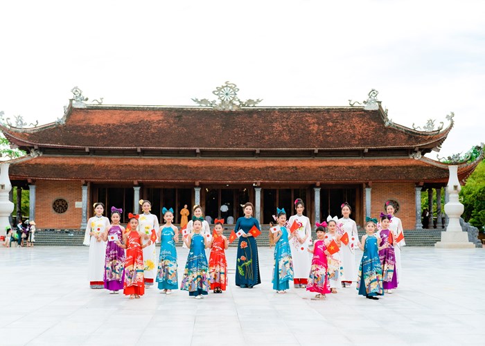 Ấn tượng bộ sưu tập Áo dài tôn vinh văn hóa Việt - Nhật - Anh 4