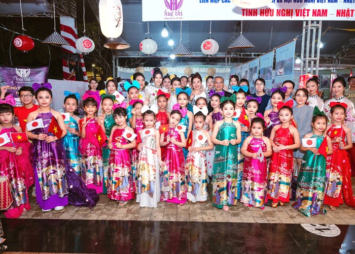 Ấn tượng bộ sưu tập Áo dài tôn vinh văn hóa Việt - Nhật - Anh 2