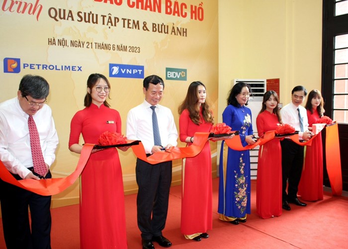 "Hành trình theo dấu chân Bác Hồ qua sưu tập tem và bưu ảnh" - ảnh 2