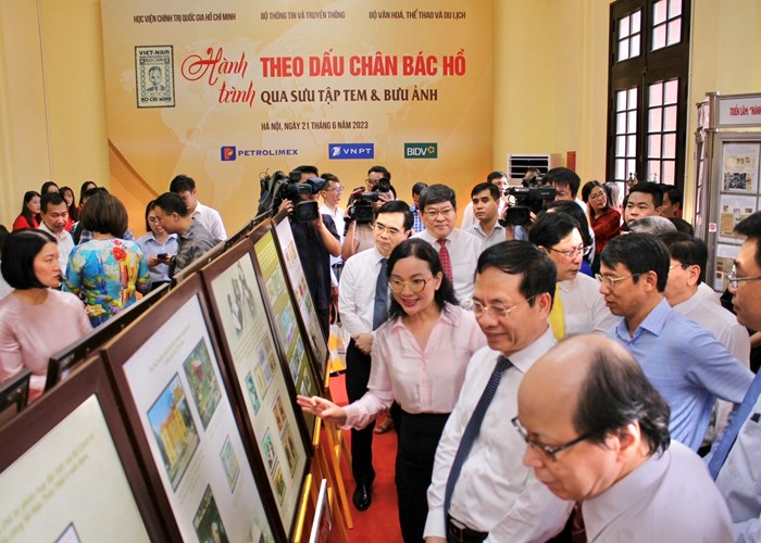 "Hành trình theo dấu chân Bác Hồ qua sưu tập tem và bưu ảnh" - ảnh 3