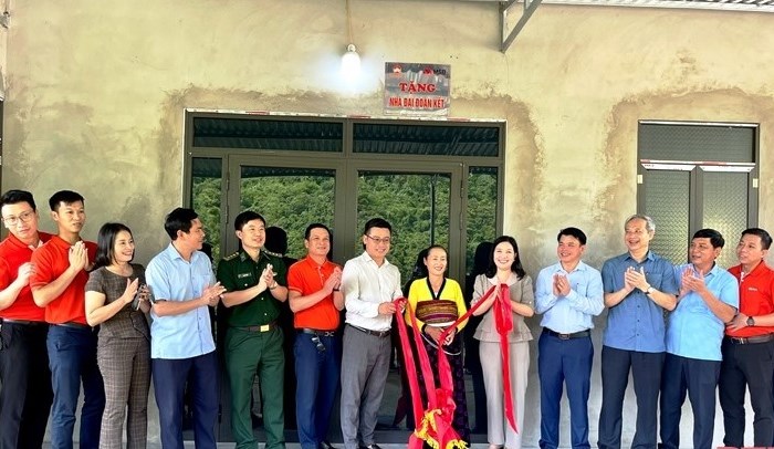 Thanh Hóa: Bàn giao 100 ngôi nhà đại đoàn kết cho các hộ nghèo - Anh 1