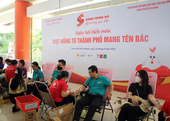 Hành trình đỏ từ thành phố mang tên Bác - Anh 1