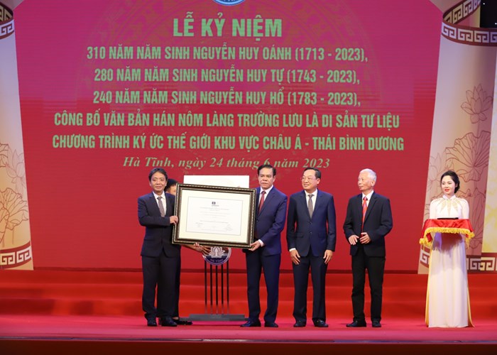 Hà Tĩnh đón nhận di sản tư liệu thế giới 'Văn bản Hán Nôm làng Trường Lưu' - Anh 2