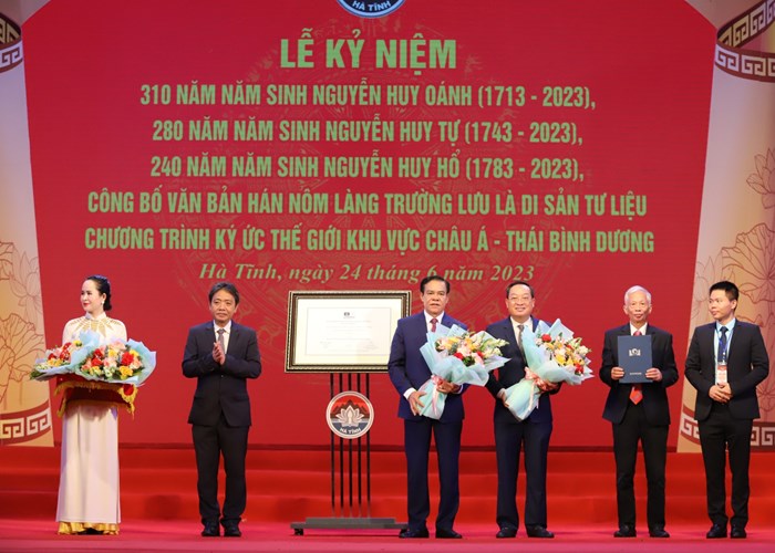 Hà Tĩnh đón nhận di sản tư liệu thế giới 'Văn bản Hán Nôm làng Trường Lưu' - Anh 3