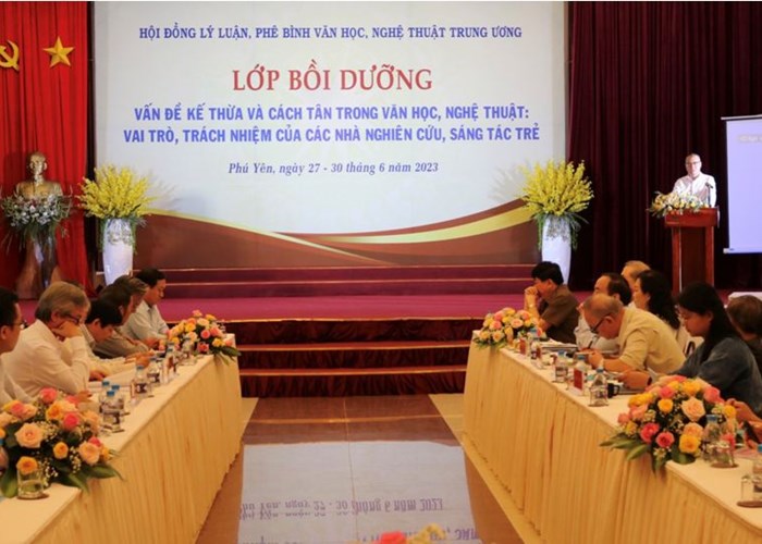 Khai mạc lớp bồi dưỡng lý luận, phê bình văn học, nghệ thuật - Anh 3