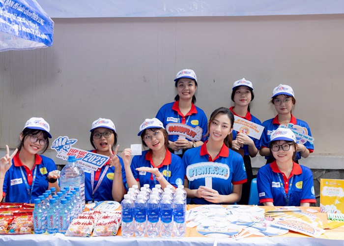 Hoa hậu Lương Thùy Linh tiếp sức các sĩ tử - Anh 1