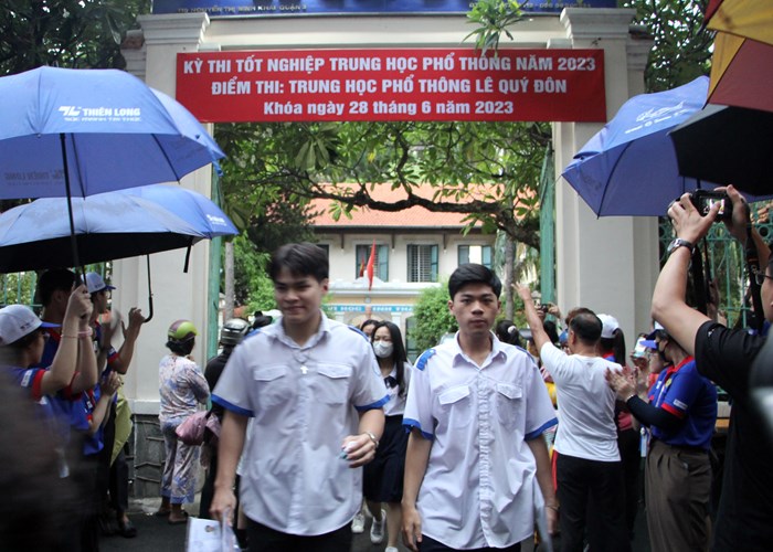 TP.HCM: 1 trường hợp bị đình chỉ, 2 được đặc cách, nhiều thí sinh bị mệt, bị gãy tay - Anh 1