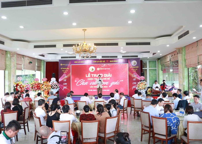 Trao giải cuộc thi viết “Cha và con gái” - Anh 1